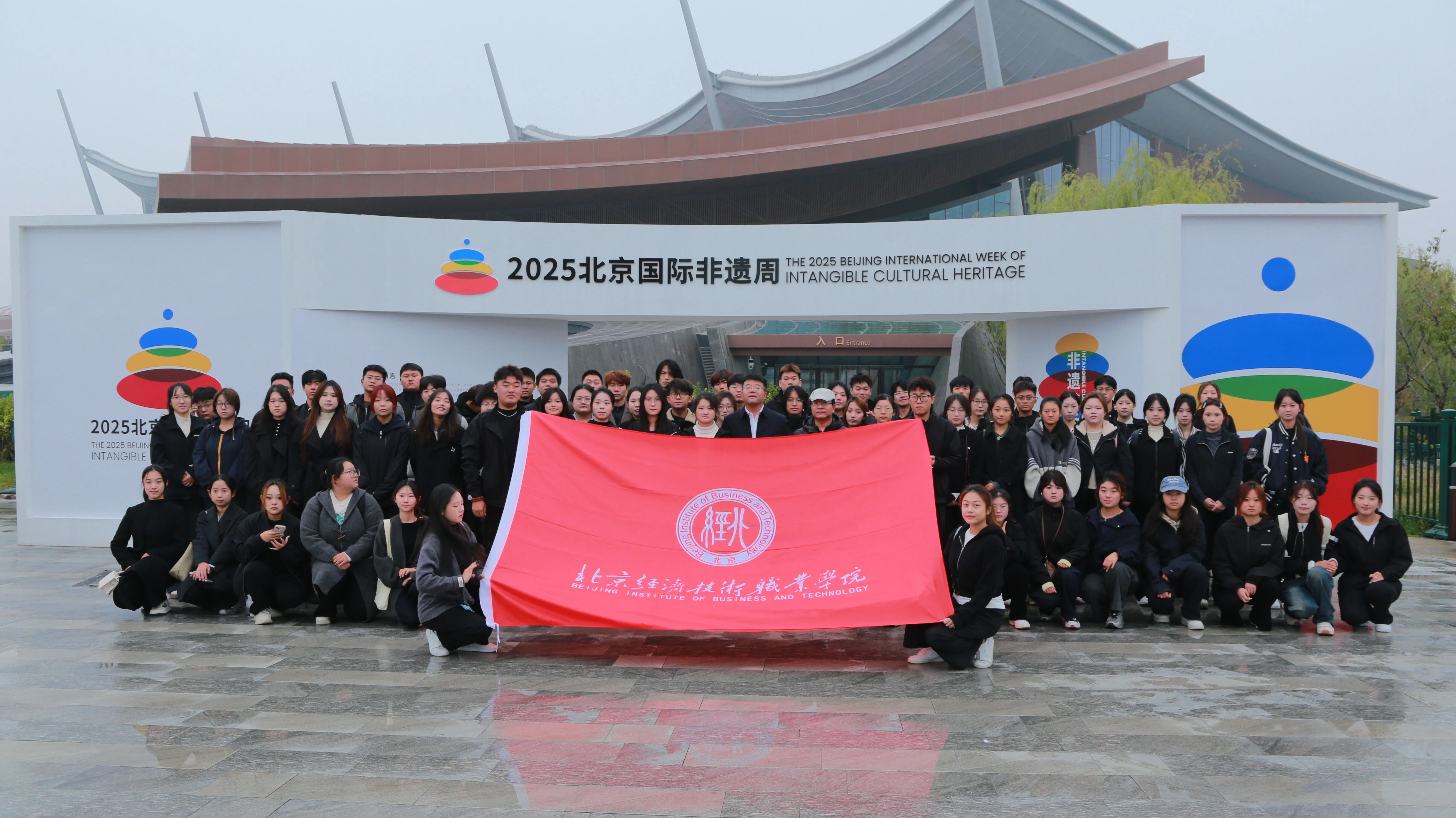 青春护非遗！beat365亚洲体育官方网站志愿者在2025年国际非遗周书写志愿服务亮色！